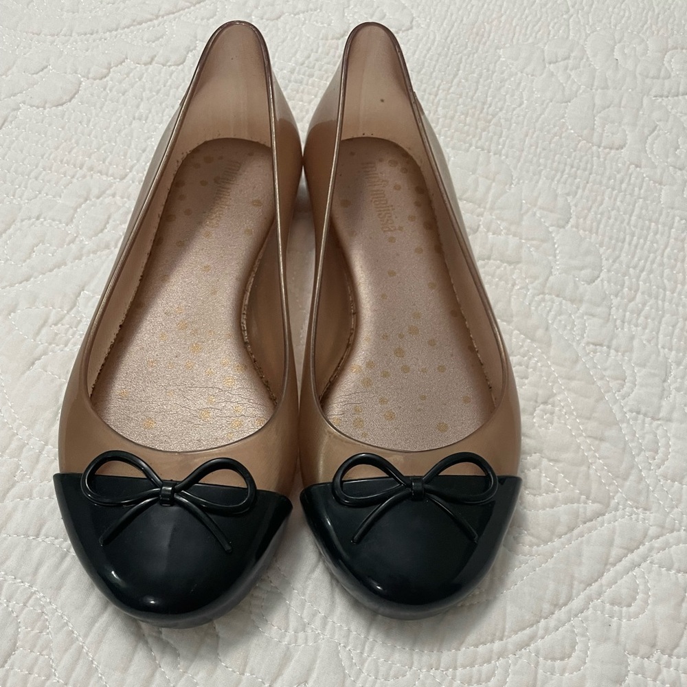 Size 2 transparent rose and black mini Melissa flats.